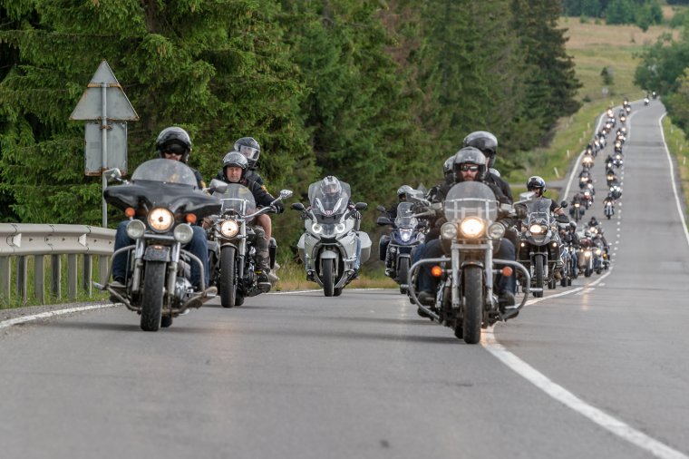 Az időjárás is kedvezett: két irányból érkeztek a látványos motoros felvonulás résztvevői