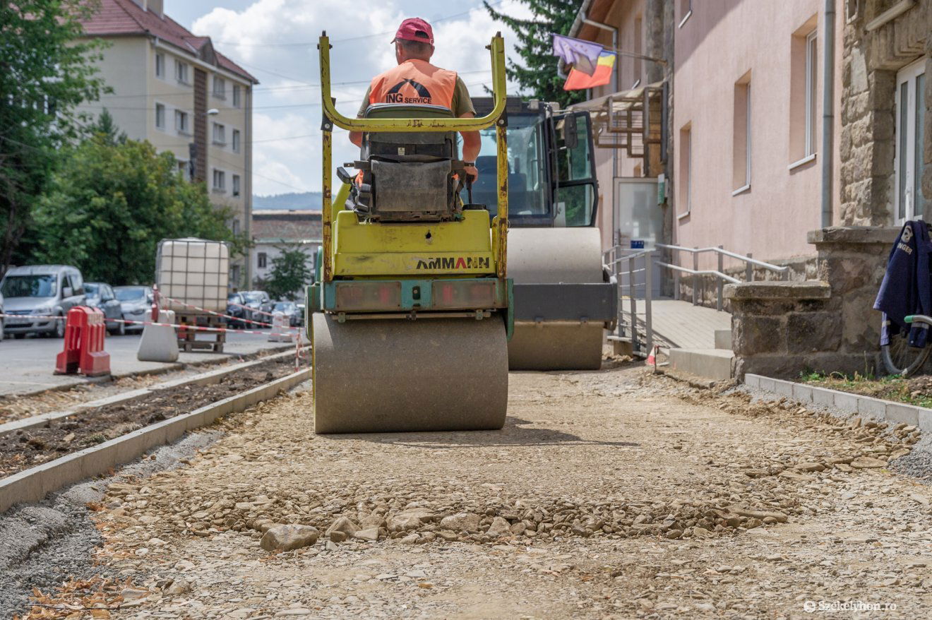 Új útburkolat és járda is készül a Kossuth Lajos utcában •  Fotó: Pinti Attila