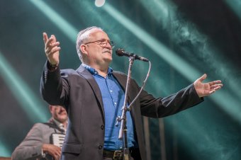 „Folytassátok, barátaim!” – névadója nélkül muzsikál tovább a népszerű zenekar