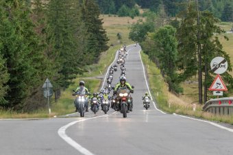 Nem lesz kötelező ezentúl a fényvisszaverő háromszög, a tűzoltókészülék és az elsősegélycsomag a motorosoknak