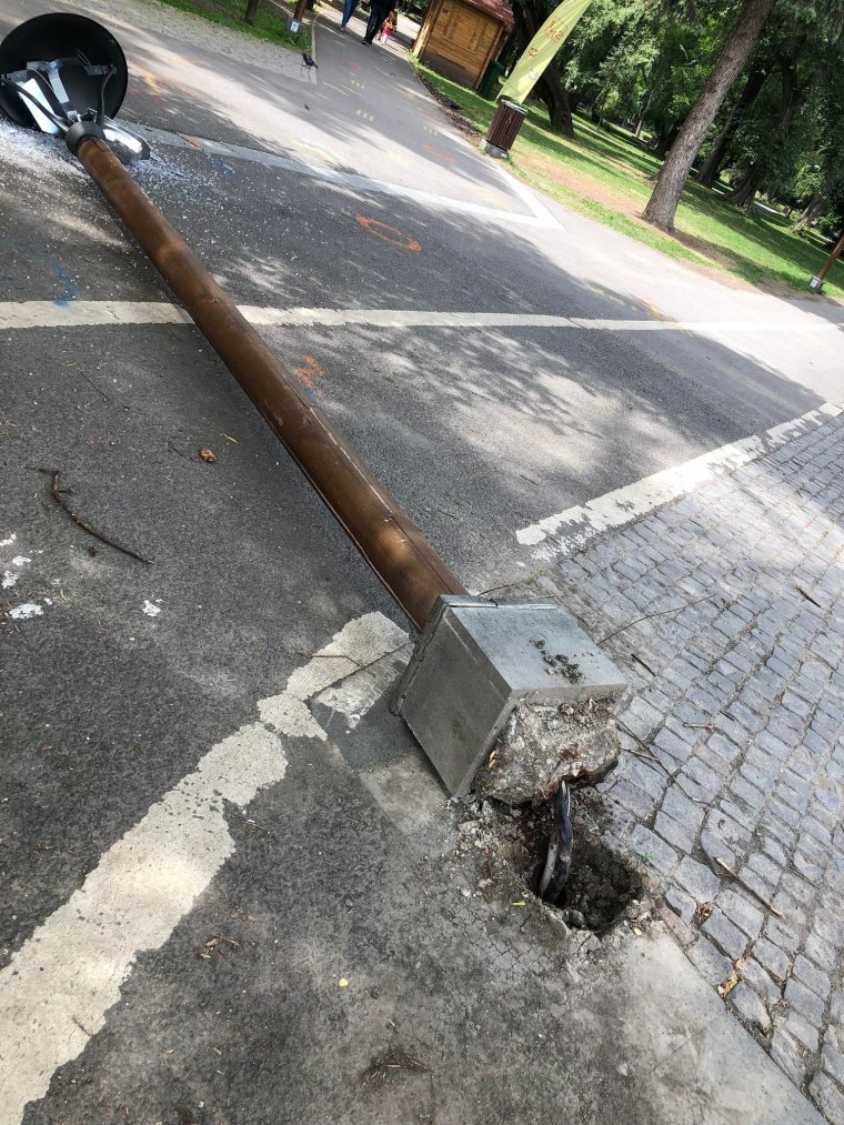 Valószínűleg rongálás miatt dőlt ki a lámpaoszlop