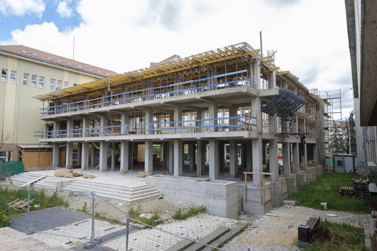 Az egyik tornaterem építése jól halad, a másik elkezdését számos akadály hátráltatja