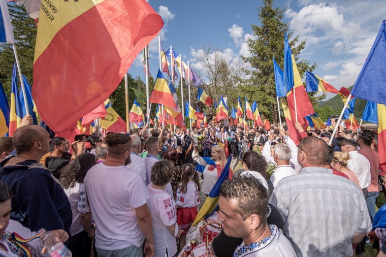 Nem engedik eltávolítani az úzvölgyi román jelképeket