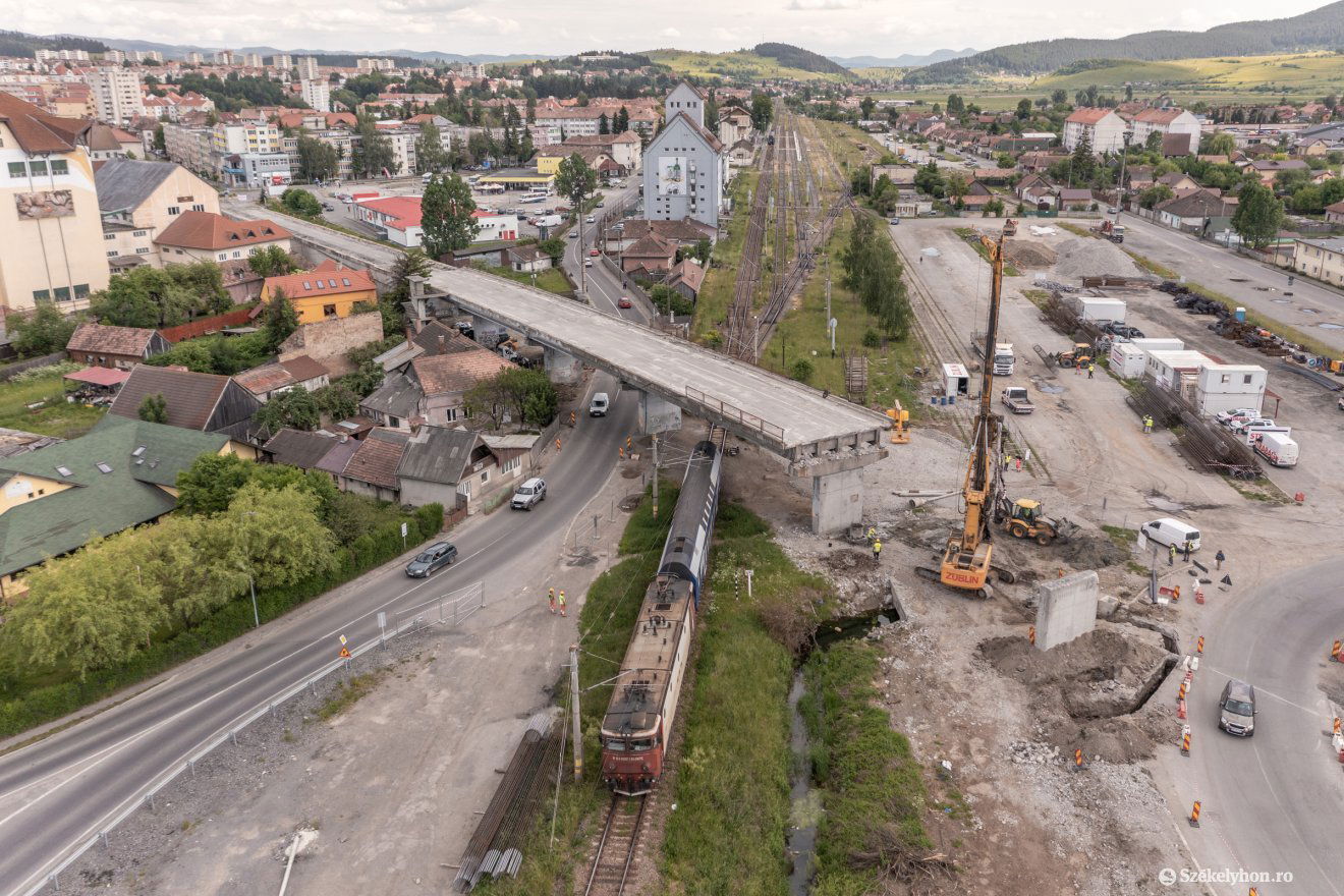 A vasúti felüljáró bontása nehéz beavatkozással folytatódik •  Fotó: Pinti Attila