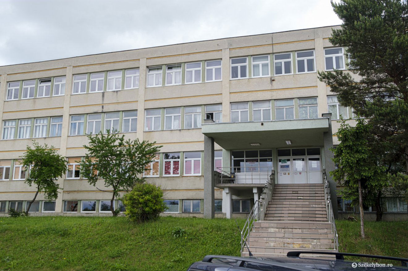 A járóbeteg-rendelőintézet mostani állapotán változtatni kell •  Fotó: Veres Nándor
