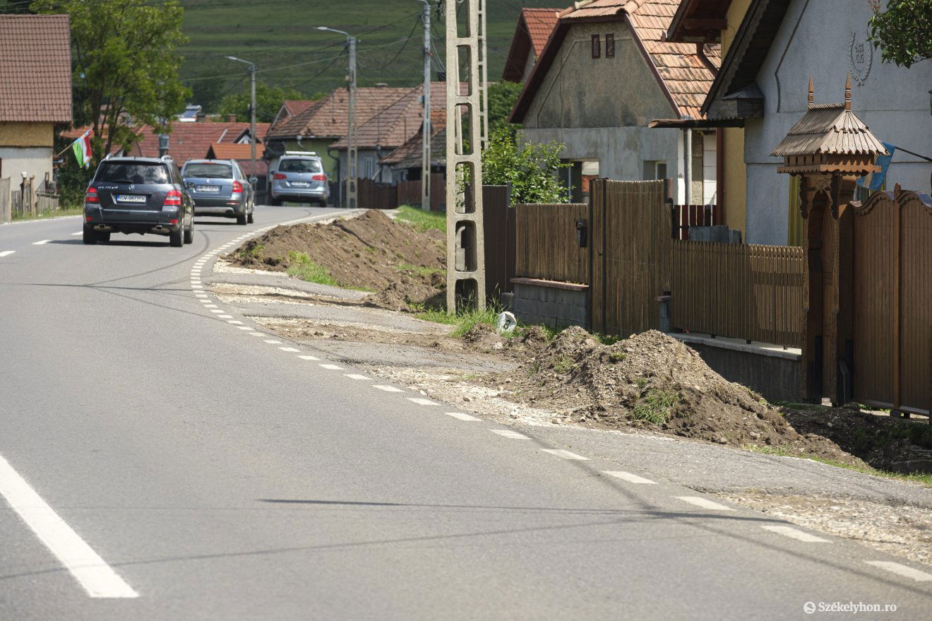 Térkővel borítják majd a járdát. Csak az európai út keleti oldalán alakítják ki •  Fotó: Veres Nándor