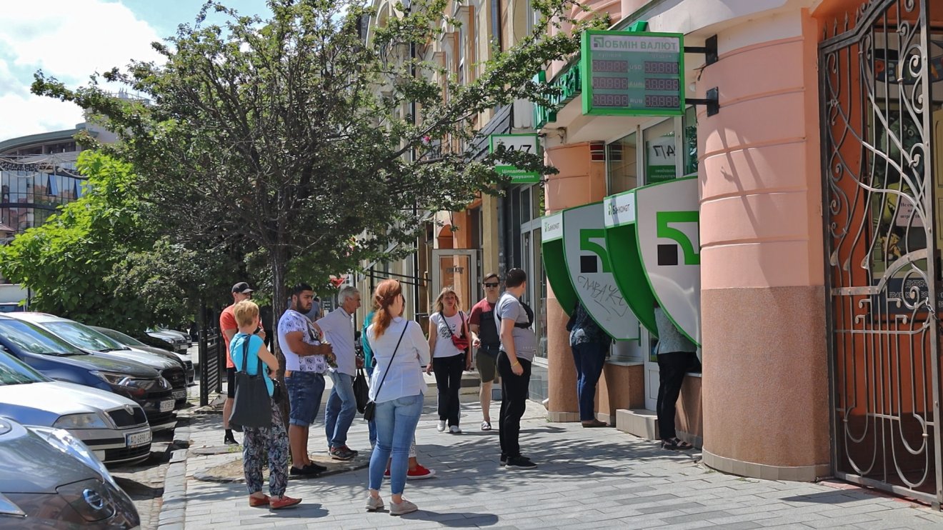 Ungvár, sorban állás a bankautomata előtt •  Fotó: Varga Brigitta