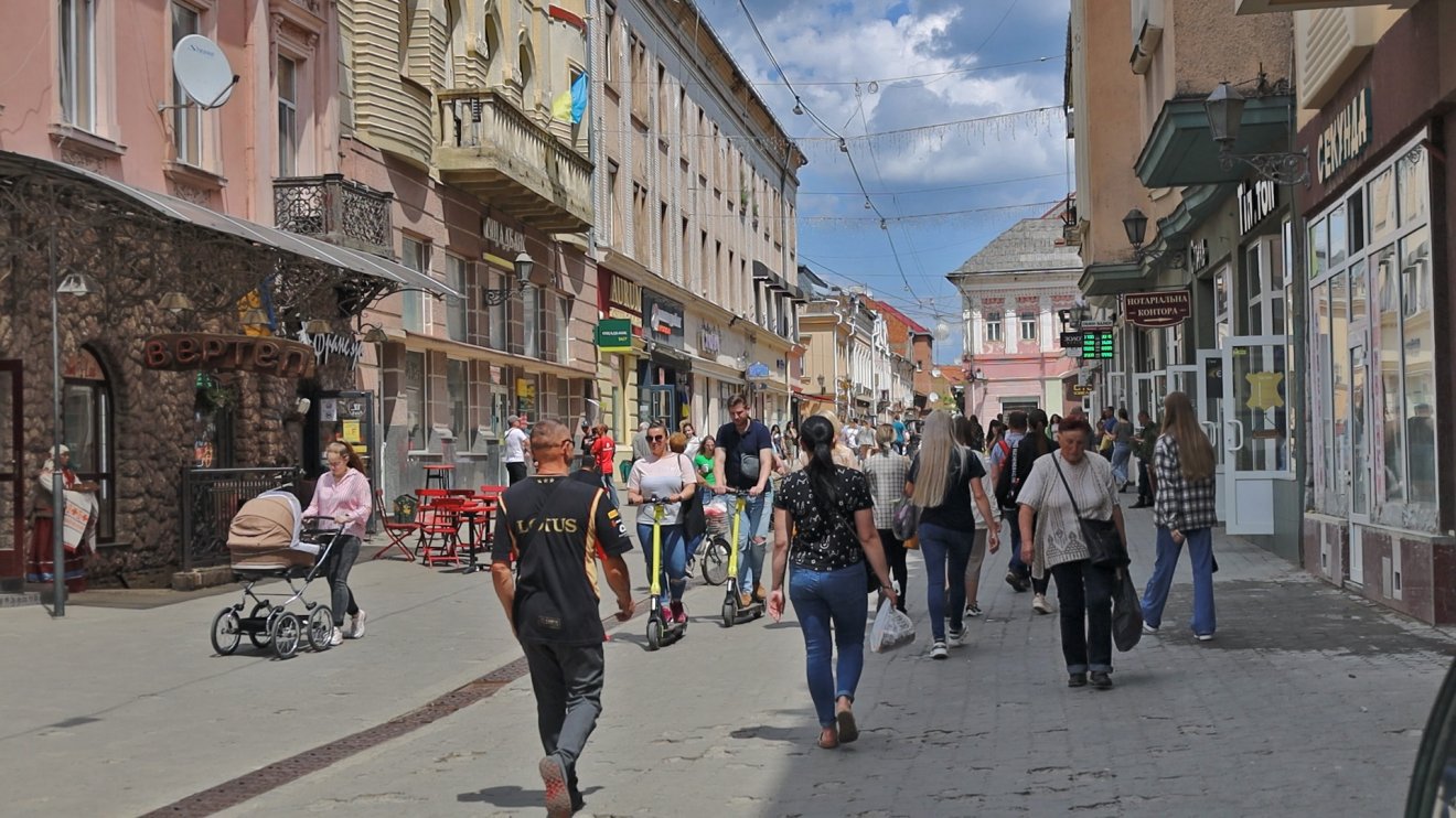Megszokott hétköznap Ungváron, miközben az ország másik felében harcok dúlnak •  Fotó: Varga Brigitta