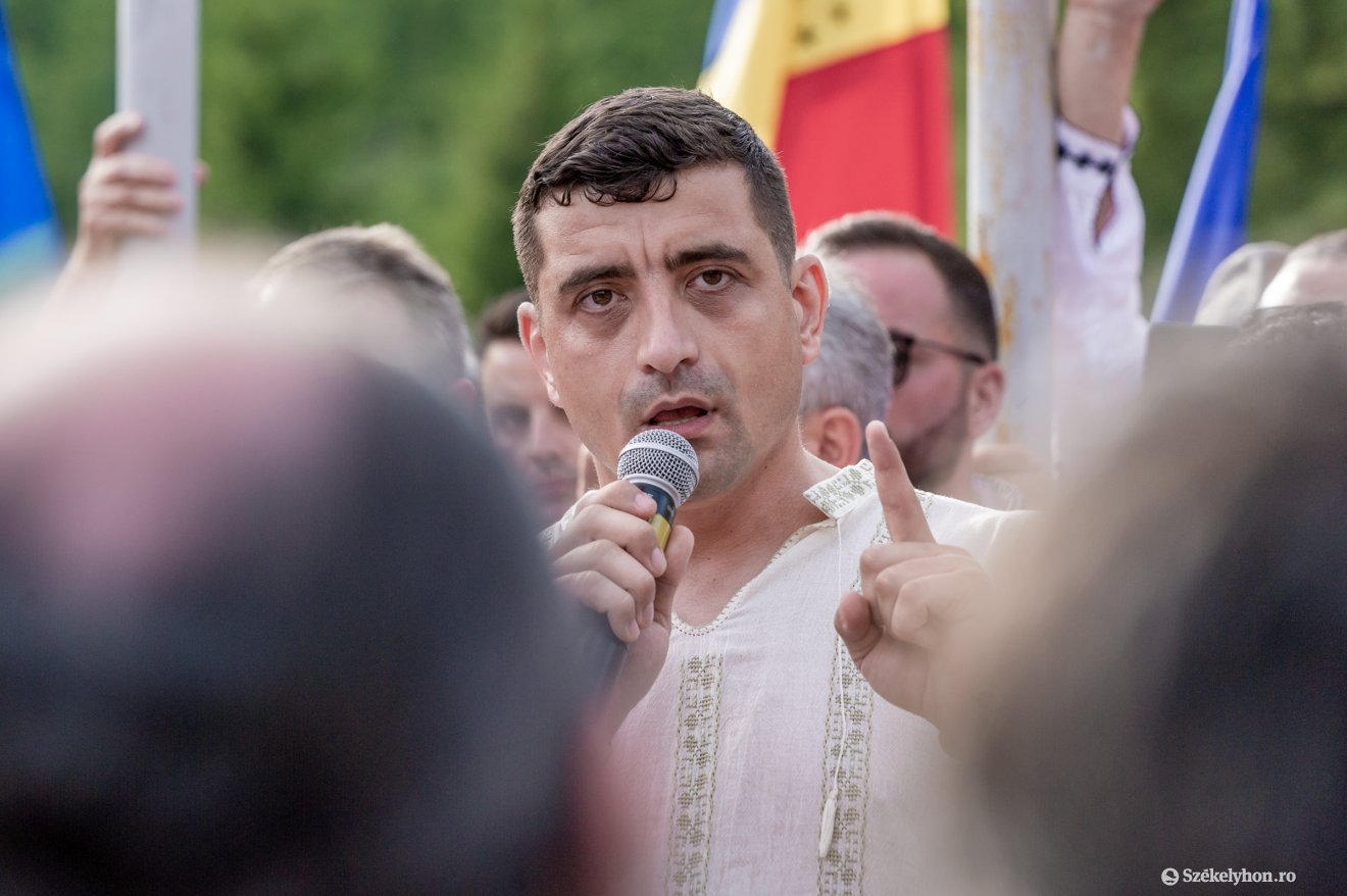 ... és megesett, hogy itt volt George Simion AUR-os parlamenti képviselő is, aki népszerűségét nagyban az úzvölgyi eseményeknek köszönheti. Fordítottan arányosan. Ahogy csúszott ki a kezéből Úzvölgye irányítása (rendre születtek a magyaroknak kedvező bírósági ítéletek), úgy ívelt a politikai pályája fölfelé: az AUR alapításakor még társelnök volt, a 2022-es márciusi pártkongresszus után viszont már egyedüliként elnököl. •  Fotó: Pinti Attila