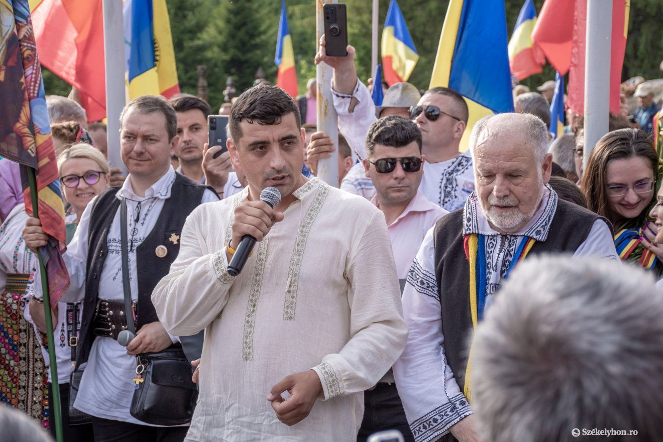 A Nemzet Útja (Calea Neamului) nevű  román szélsőjobboldali szervezet vezetője, Mihail Tîrnoveanu és George Simion AUR-elnök tiltakozást szervezne a betonkeresztek eltávolításakor •  Fotó: Pinti Attila