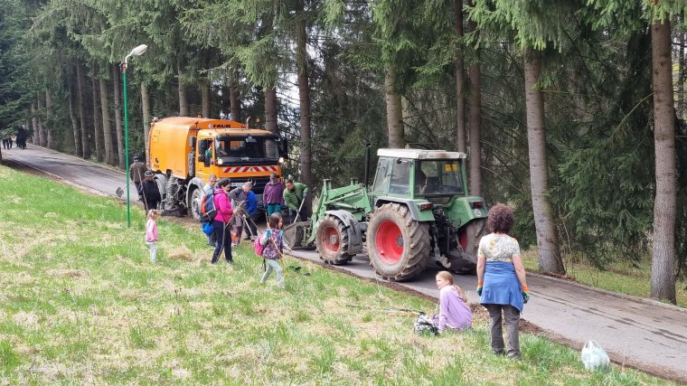 Szemetet szedtek, magnóliafát ültettek, majd továbbadták a stafétabotot