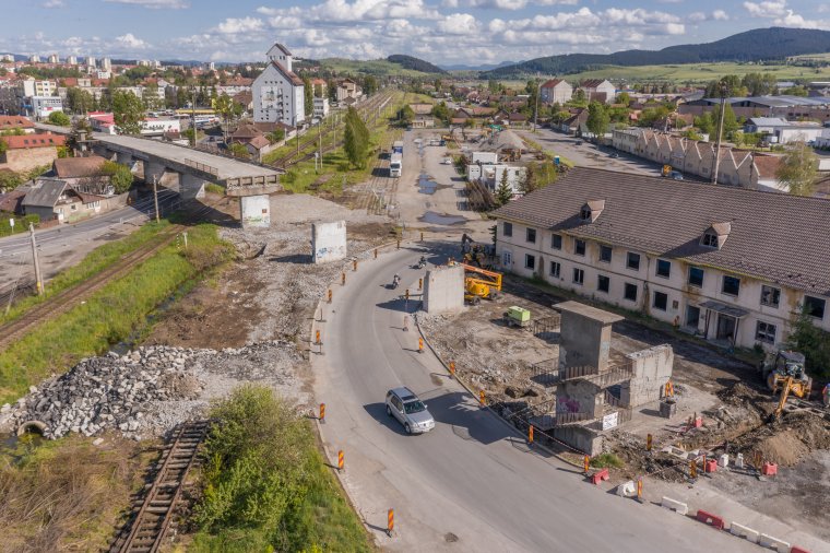 Már három tartópillér áll üresen a bontás alatt lévő felüljárónál