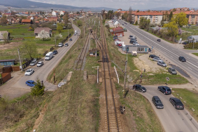 Hozzá kell szokni, hogy jelzőlámpa irányítja a forgalmat a vasúti aluljárónál