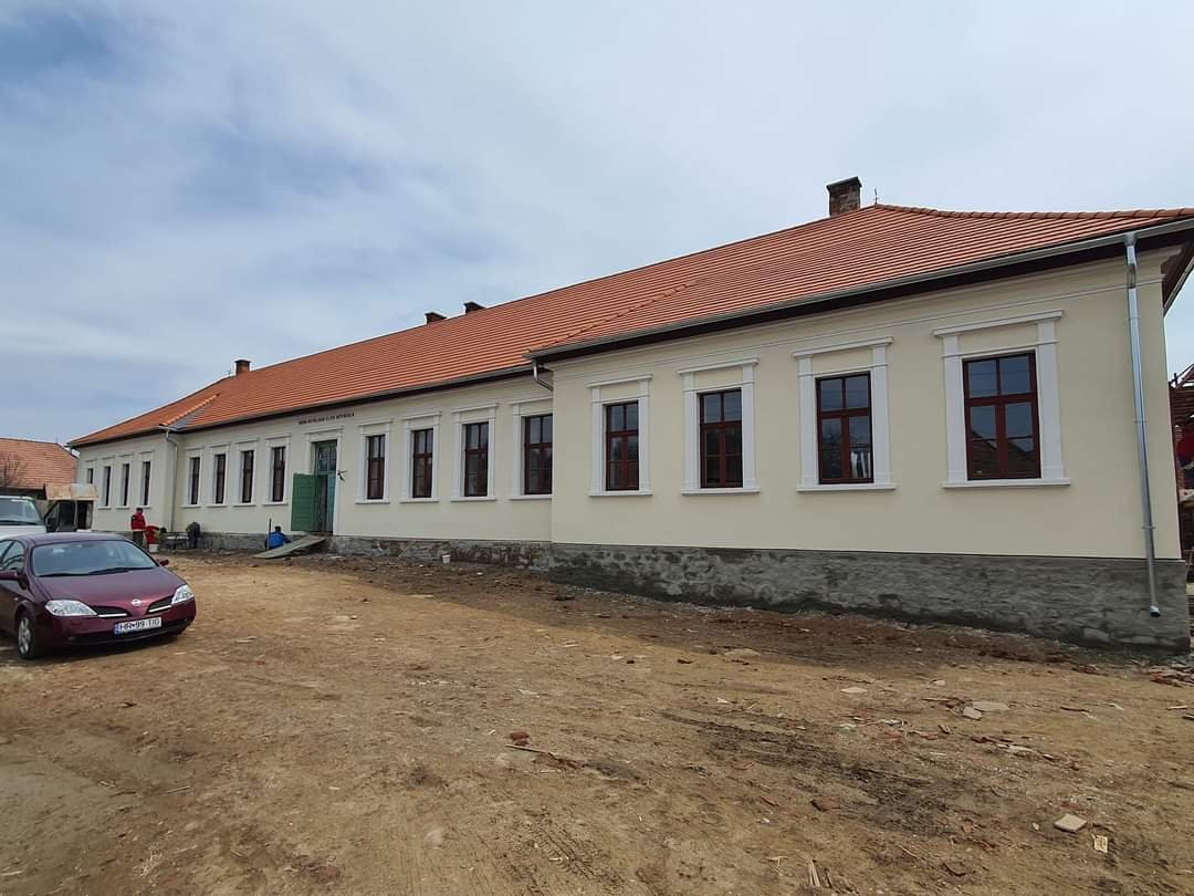 A kászonfeltízi iskolát kívül-belül felújítják. Változó körülmények •  Fotó: Forrás: Kászon Polgármesteri Hivatala