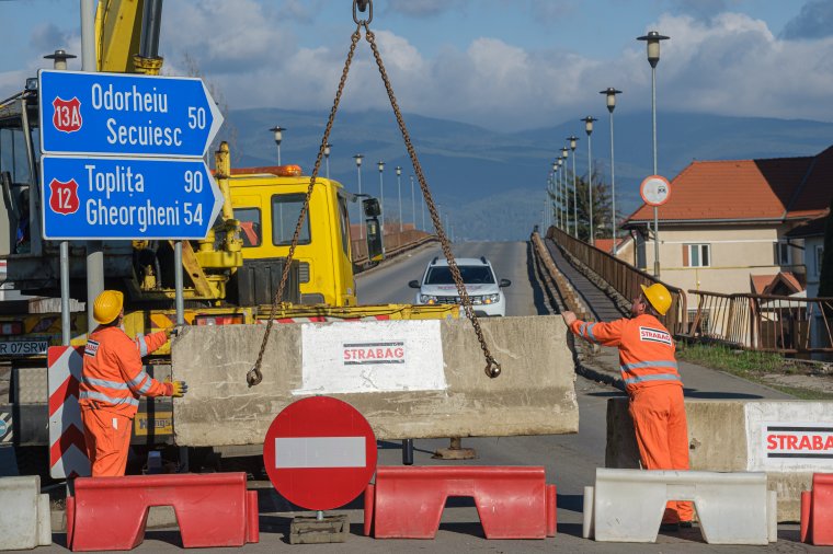Lezárták a forgalom elől a vasúti felüljárót, elkezdődött az újjáépítés
