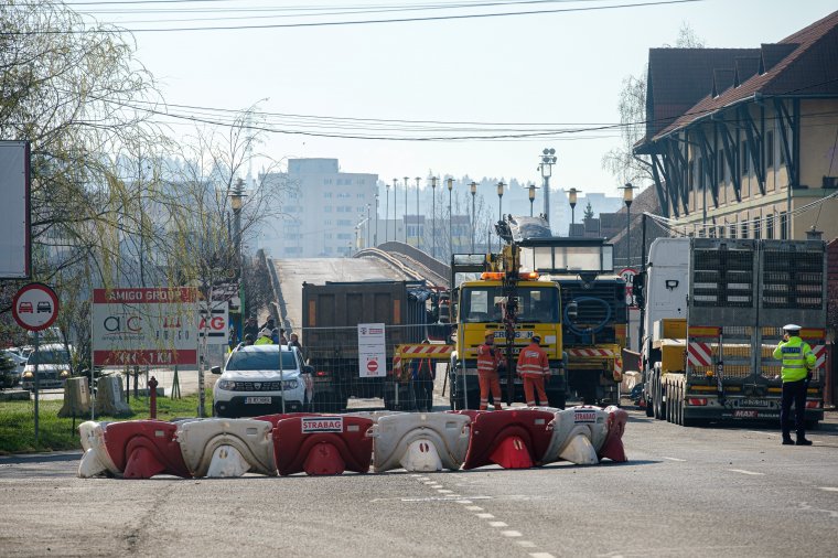 Lezárták a csíkszeredai felüljárót, elkezdte a munkát a kivitelező