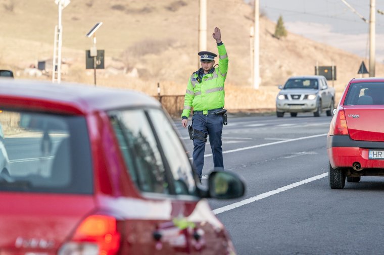 220 felett – énekelhette a sofőr, a záróakkord viszont a rendőröknek jutott