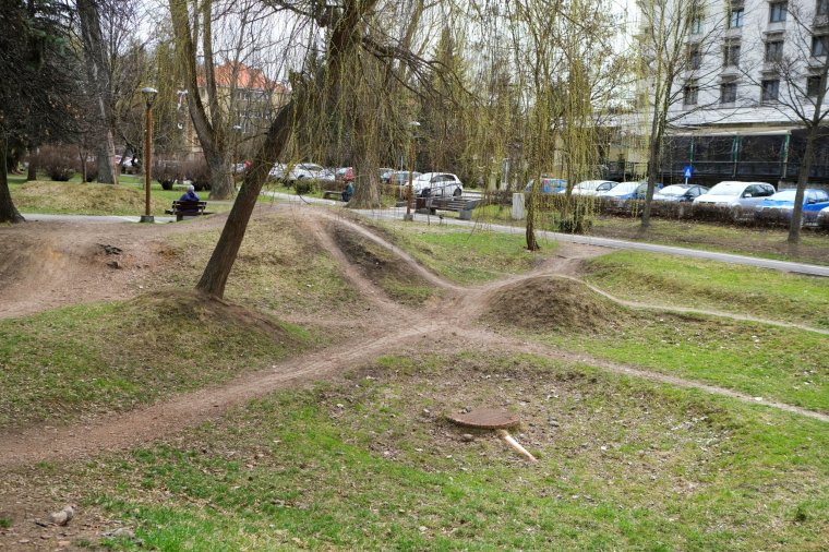 Jó hír a csíkszeredai bringásoknak: pumptrack pályát létesítenek a központi parkban