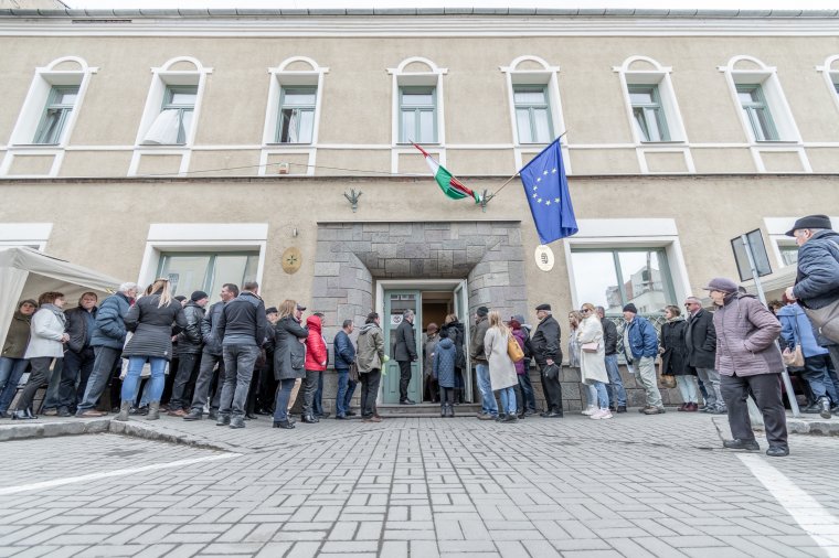 Sorban állnak a csíkszeredai főkonzulátus előtt a szavazók