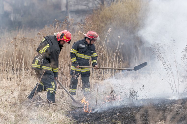 Szétterjedtek a lángok az erős szél miatt a hágótői tarlótűznél