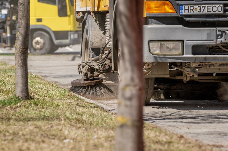Több mint ötven tonna sár, por, hulladék volt az utcákon