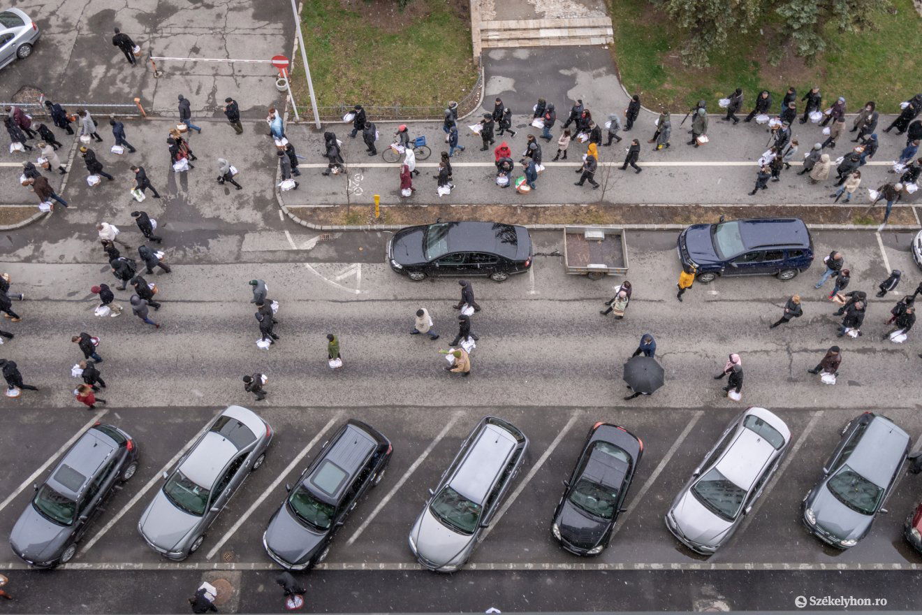 A megszokott módon, a Kossuth Lajos utca és a Temesvári-sugárút egy részén lesz útlezárás a szabadtéri ételszentelés ideje alatt. Archív •  Fotó: Pinti Attila
