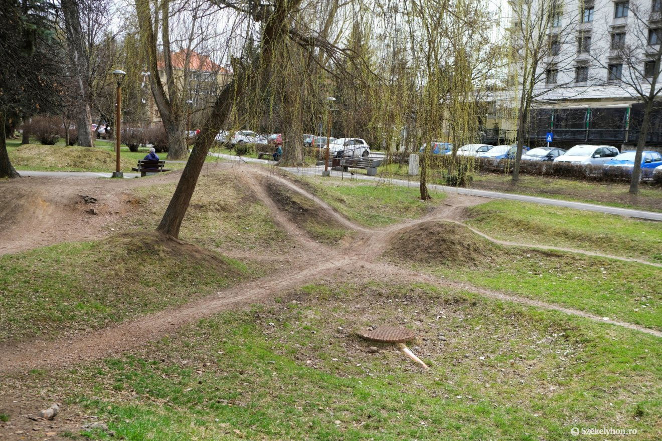 Biztonságosabb kiépített pályán bringázhatnak majd a fiatalok a központi parkban •  Fotó: Veres Nándor