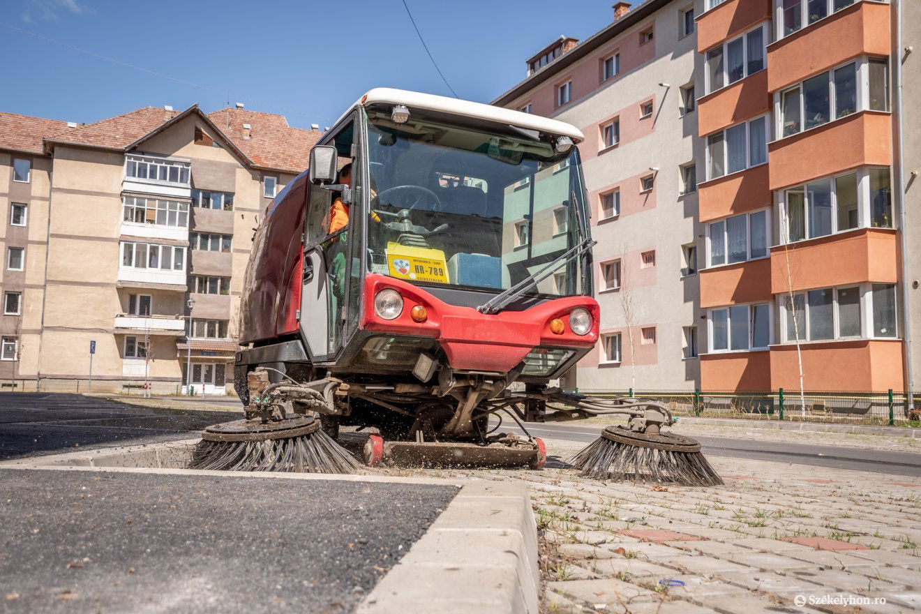 Öt munkagéppel fogják végezni Csíkszeredában a tavaszi nagytakarítást. Jó idő esetén április közepére befejezik •  Fotó: Pinti Attila