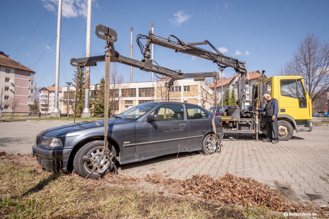 Jó tudni, hogy a gazdátlan autókat el fogják szállítani • Fotó: Pinti Attila