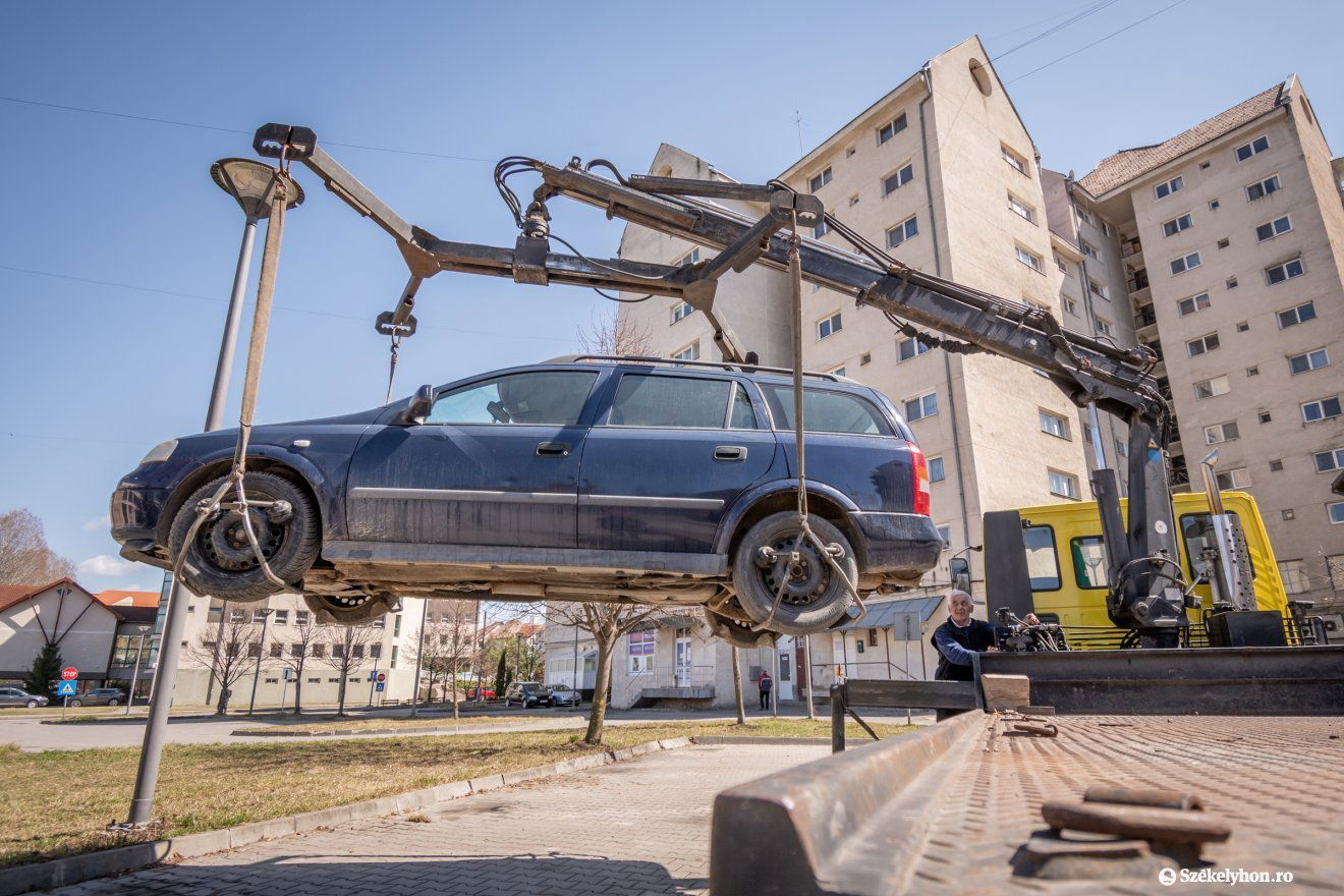 Az utóbbi években egyre kevesebben hagyják ott a járműveiket a takarítás helyszínén, azonban még mindig előfordul •  Fotó: Pinti Attila