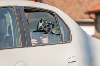 Településen belül száguldozott egy aradi nő, négy hónapig az anyósülésre „száműzte” a rendőrség