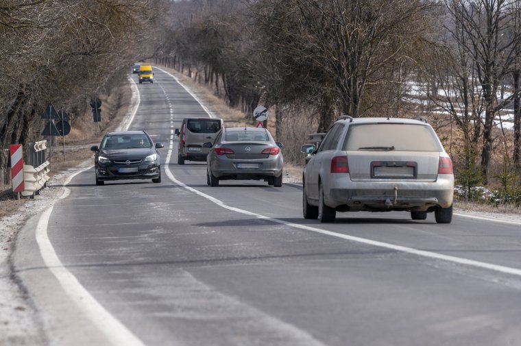 Valamennyi típusú közúton kötelezővé vált a nappali menetfény használata