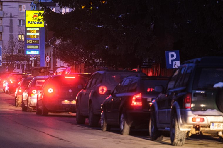 Órákat állnak sorban az autósok Csíkszeredában