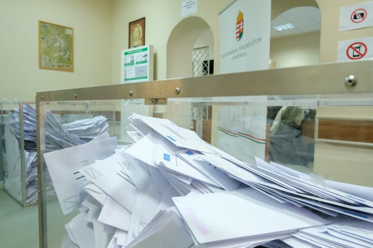 Országgyűlési választások: érkezik a szavazási levélcsomag, a DK nem áll le a külhoniak elleni uszítással