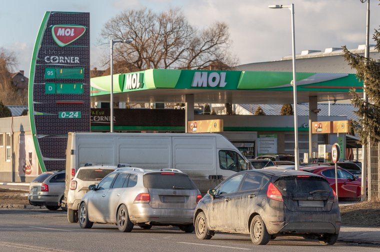 Éjféltől 50 banival olcsóbban tankolhatunk