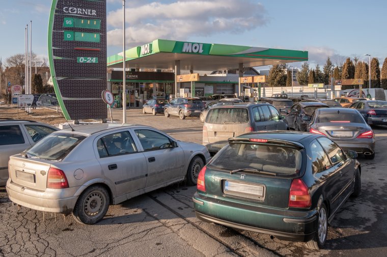 Energiaügyi miniszter: nincs ok a pánikra, nem kell „megrohamozni” a töltőállomásokat