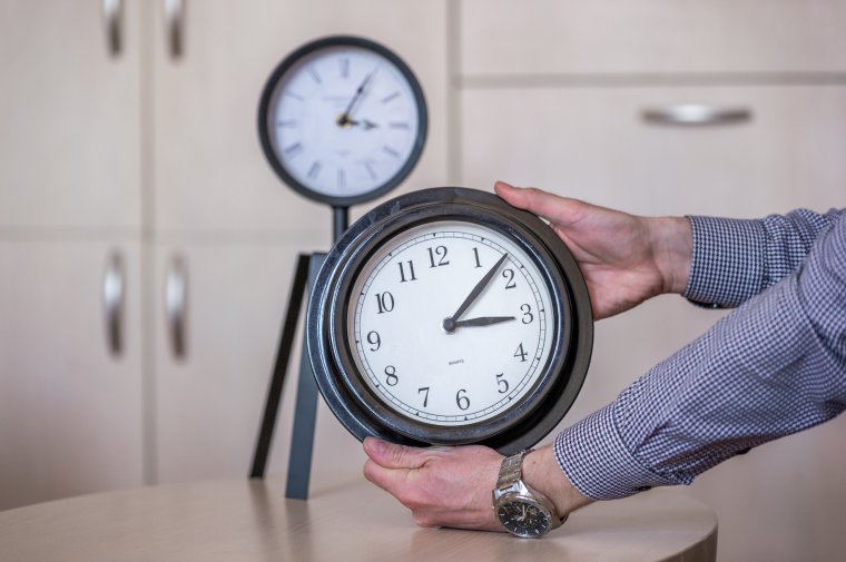 Nem csak minket visel meg az óraátállítás, a gazdaság is megsínyli, mégse szabadultunk még meg tőle