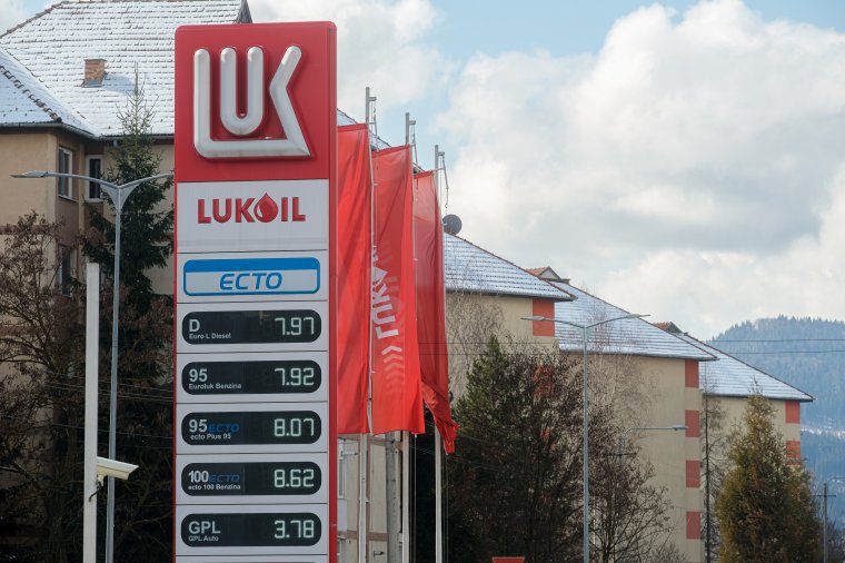 Miniszter: mérlegelik az üzemanyag jövedéki adójának csökkentését és a nullaszázalékos élelmiszeráfát