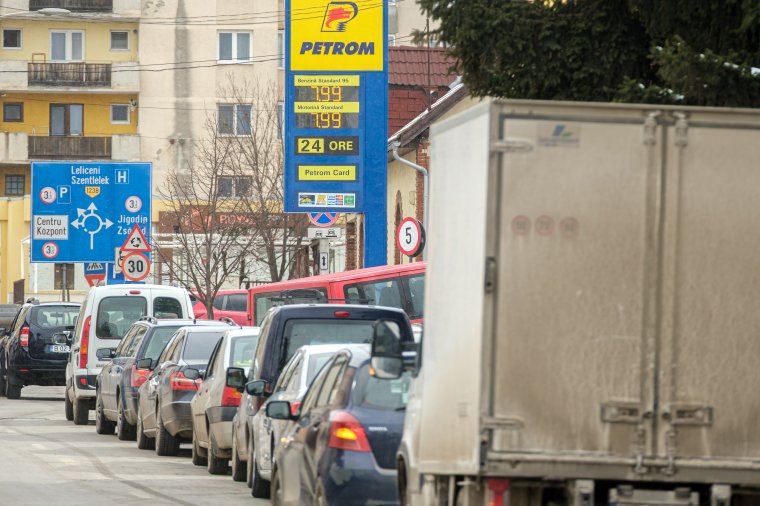 Az árkedvezményekkel együtt is 20 százalékkal drágult a benzin, 37 százalékkal a gázolaj ára