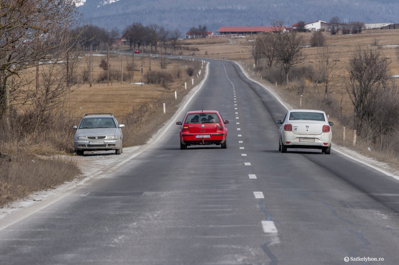 Az országutakon jelentős beavatkozásokra van szükség •  Fotó: Pinti Attila