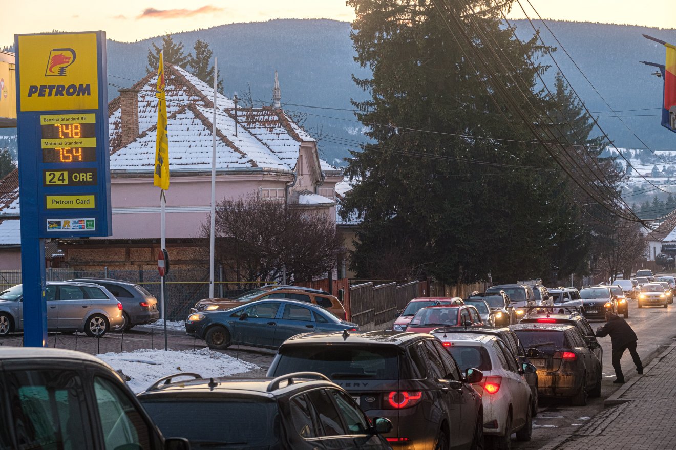 Pániktankolás 2022 márciusában. Még éppen 8 lej alatt &bullet;  Fotó: Veres Nándor