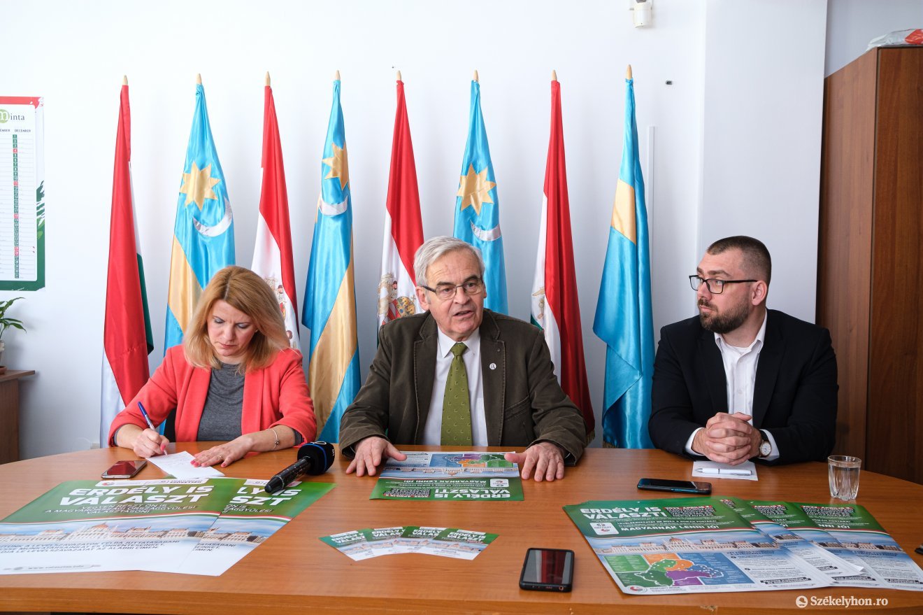 Sándor Krisztina, Tőkés László és Tőkés Lehel a keddi sajtótájékoztatón. A levélszavazatok begyűjtését vállalta az EMNT •  Fotó: Veres Nándor
