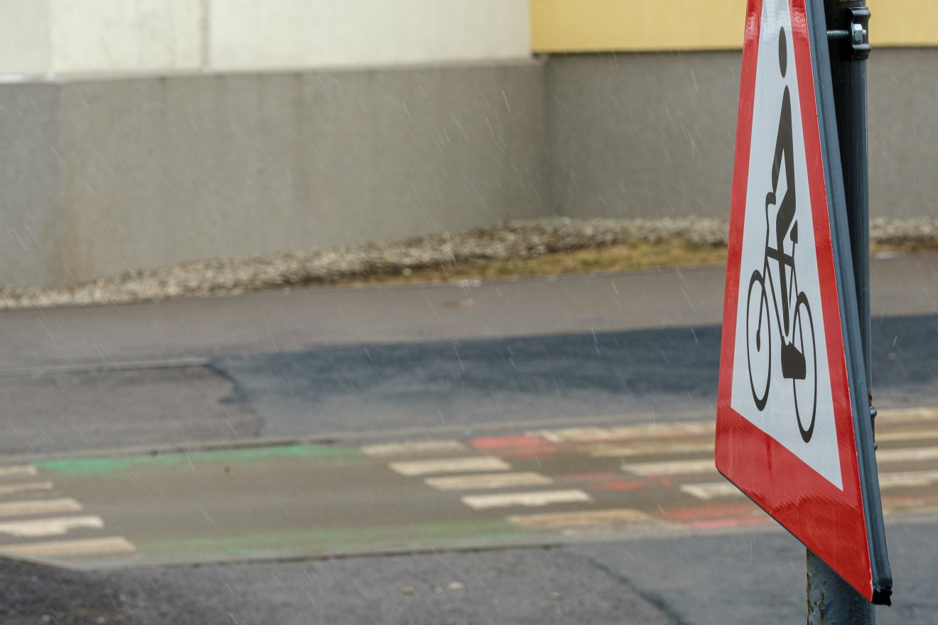 A kerékpársávot jelzőtábla és útburkolati festés jelzi. Útkereszteződésekben csak az irányt változtató járműnek kell elsőbbséget adnia •  Fotó: Veres Nándor