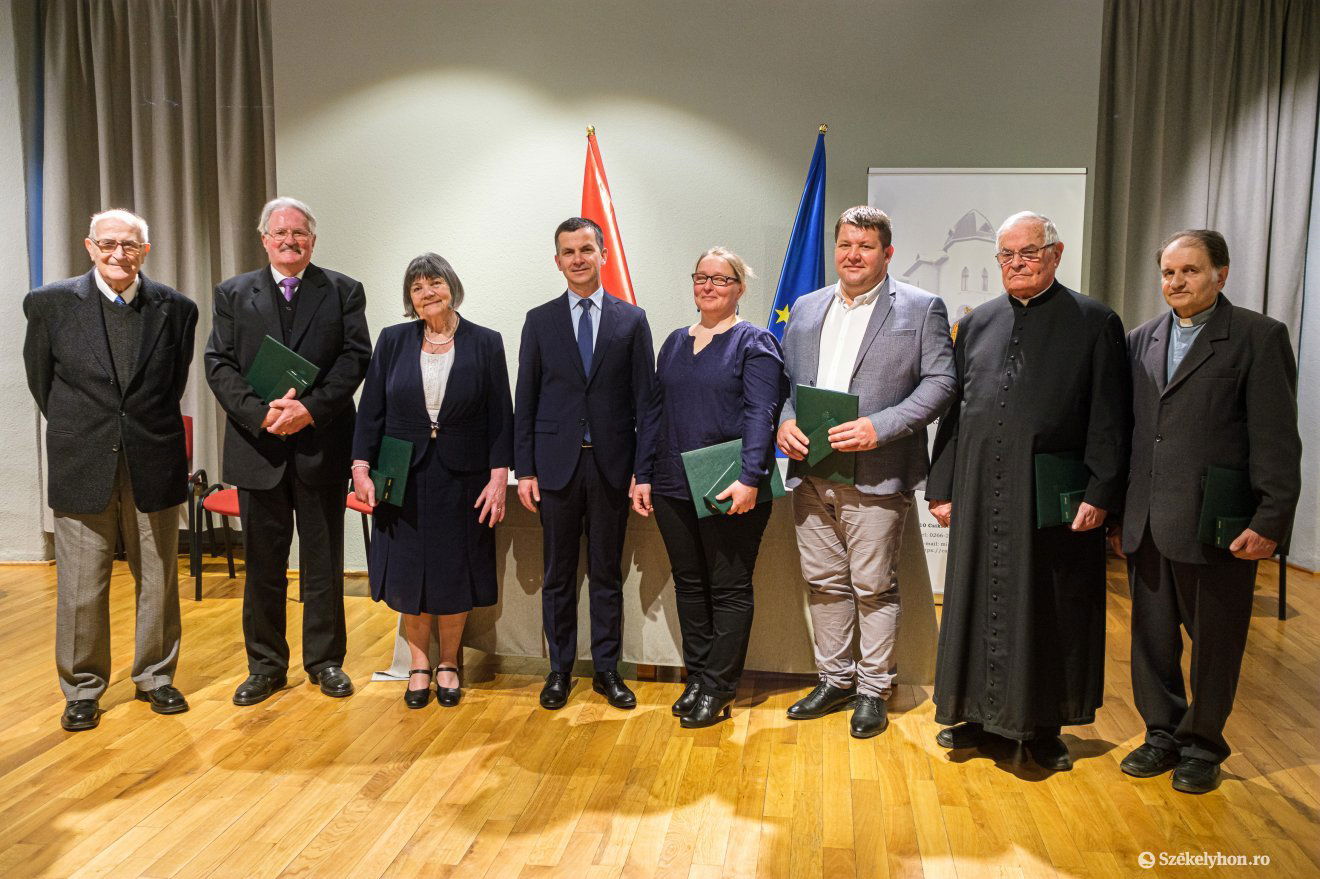Kiemelkedő személyiségeknek adományozott rangos állami kitüntetéseket Áder János •  Fotó: Veres Nándor