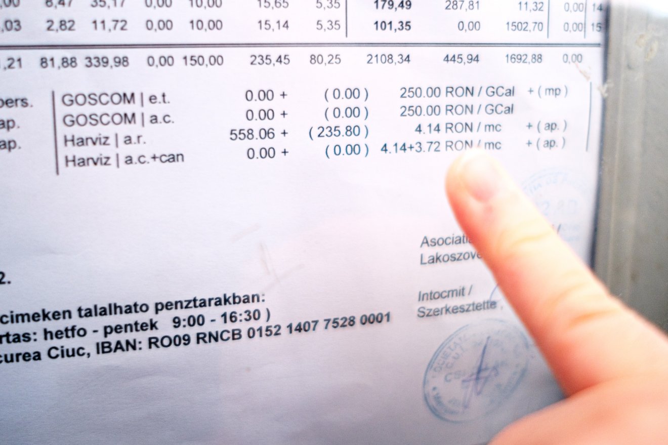 A lépcsőházakban kifüggesztett közköltségtáblázaton követhetik a lakók, hogy mennyit kell törleszteniük •  Fotó: Veres Nándor