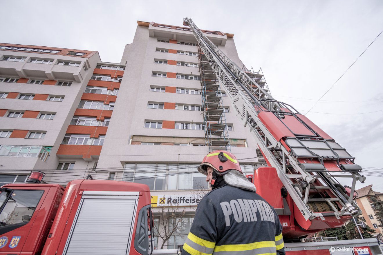 Meglazult egy tömbház tetőzetének egyik eleme a csíkszeredai Kossuth Lajos utcában március végén, a balesetveszély elhárítására a hivatásos tűzoltók vonultak ki a magaslati mentéshez használt létrás bevetési járművel •  Fotó: Pinti Attila