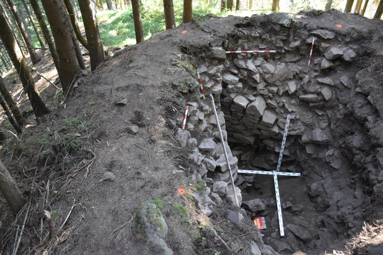 Mészkőhabarccsal épült a Pogányvár, közelében mészégető kemencét találtak a régészek •  Fotó: Botár István