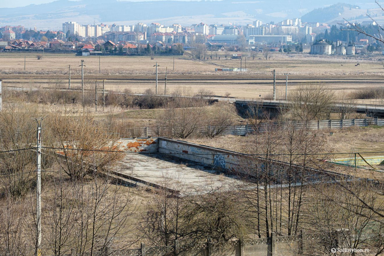 Az elhanyagolt terület átalakul, de nem strand lesz belőle •  Fotó: Veres Nándor