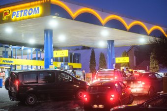 Ritkán látott csökkenésnek indultak az üzemanyagárak – Négyéves mélyponton a kőolaj világpiaci ára