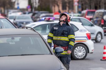 Kigyúlt elektronikai vezetékek miatt vonult ki a tűzoltóság egy csíkszeredai tömbházhoz